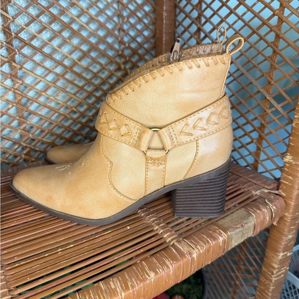 New with tags Frye and Co. Womens Palma Stacked Heel Booties Women’s size 6